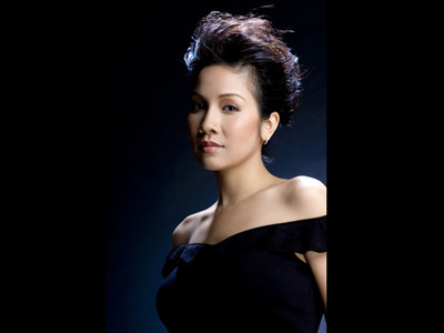 Mỹ Linh che “núi đôi” bằng… gối