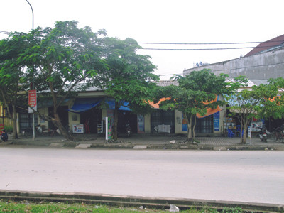 'Quan' kiện dân ở cột mốc số 0