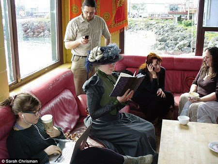 Người phụ nữ 'thản nhiên' sống như giữa thế kỷ 19