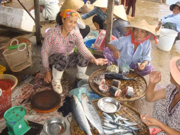 Cá lạ tràn ngập chợ quê