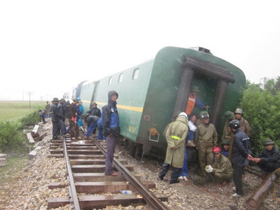 Tàu SE6 trật bánh, bảy toa bị kéo nghiêng