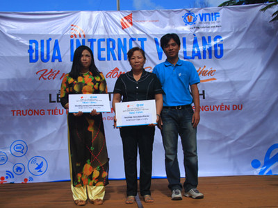 Đại diện quỹ VNIF trao tặng máy tính cho 2 trường