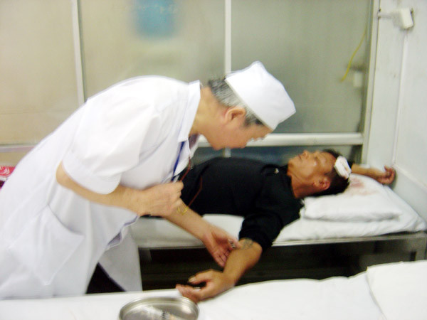 Lái xe và phụ xe buýt đánh người đi đường bất tỉnh