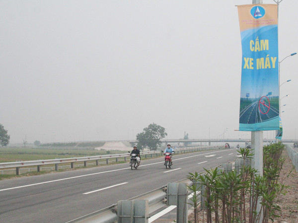 Cây xanh cụt ngọn, xe máy vô tư lưu thông Ảnh: Đức Nam