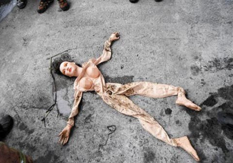 18 cảnh sát hì hục vớt... búp bê tình dục