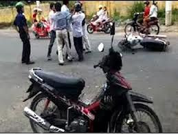 Vờ giúp người bị tai nạn rồi cướp xe máy