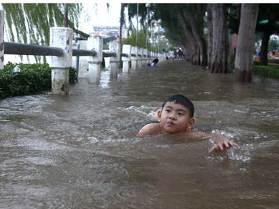 Bơi giữa phố phường Tây Đô