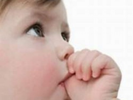 Hạn chế thói quen trẻ hay mút tay