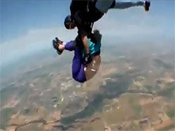 Cụ bà 80 sống sót sau màn nhảy dù bị tuột đai