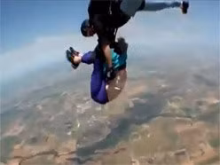 Cụ bà 80 sống sót sau màn nhảy dù bị tuột đai