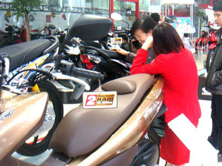 Xe máy cuối năm đua nhau tăng giá