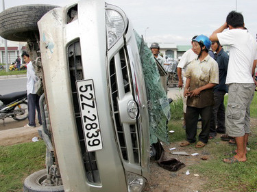 Ôtô truy bắt cướp 'như phim' trên quốc lộ