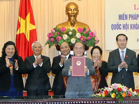 Chủ tịch Quốc hội ký chứng thực Hiến pháp