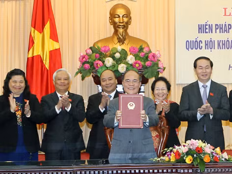 Chủ tịch Quốc hội ký chứng thực Hiến pháp