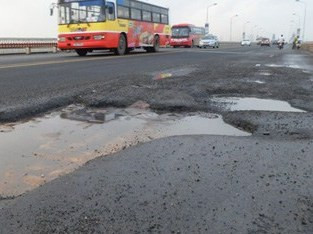 Chi tiếp 28 tỉ đồng 'vá' mặt cầu Thăng Long