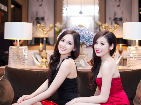 Mai Phương Thúy, Dương Tú Anh đọ chân dài sexy