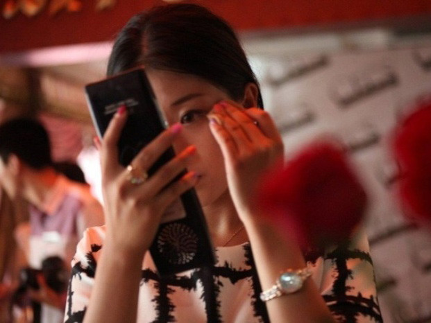 Đại gia tuyển vợ: 1 'chọi' 6