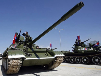 Xe tăng Campuchia trong một cuộc diễu binh. Ảnh: Militaryphotos.net