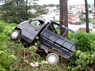 Xe tải vọt lên lề tông học sinh nguy kịch