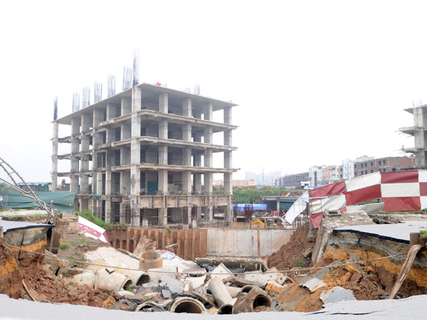 Cận cảnh 'hố tử thần' khổng lồ 'nuốt chửng' đường