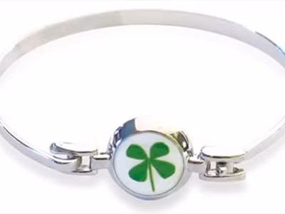 Trang sức 'cỏ bốn lá' cho 'người ấy'