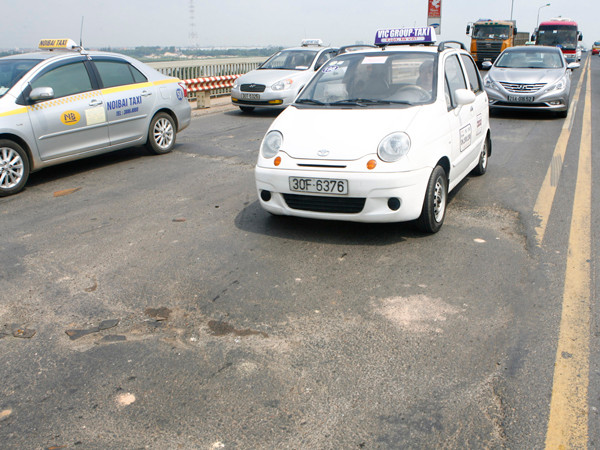 Mặt cầu hỏng nặng, ô tô dò dẫm giữa ban ngày Ảnh: Hồng Vĩnh