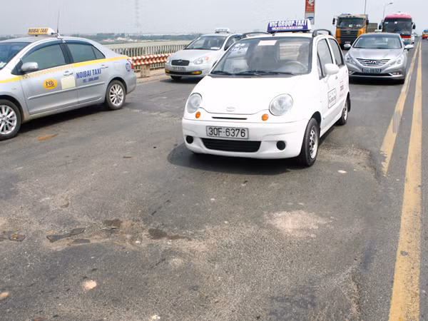 Mặt cầu hỏng nặng, ô tô dò dẫm giữa ban ngày Ảnh: Hồng Vĩnh