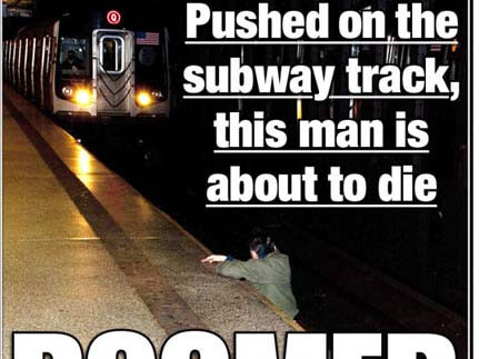 Bình thản chụp ảnh người bị tàu điện tông?