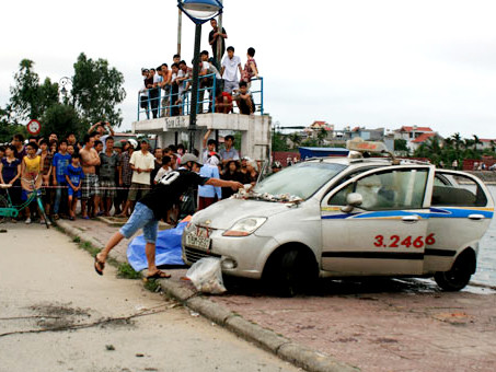 hiếc xe và tài xế được vớt lên bờ phục vụ điều tra