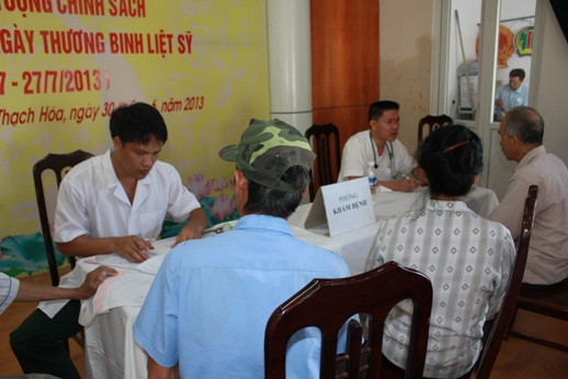 Hè tình nguyện và khám bệnh, cấp phát thuốc miễn phí cho các đối tượng gia đình chính sách