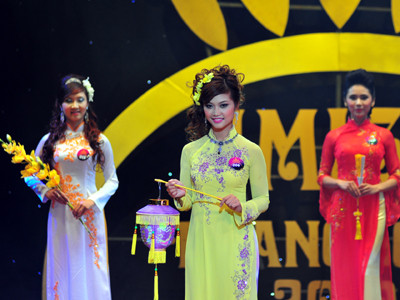 Nữ sinh Hà thành duyên dáng với áo dài