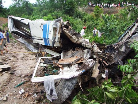 Xe tải lao xuống vực, hai người thương vong