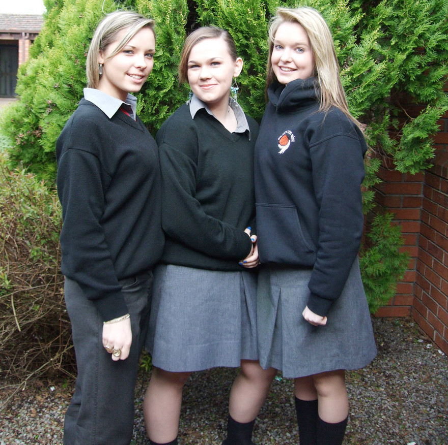 Anh cấm nữ sinh trung học mặc váy ngắn