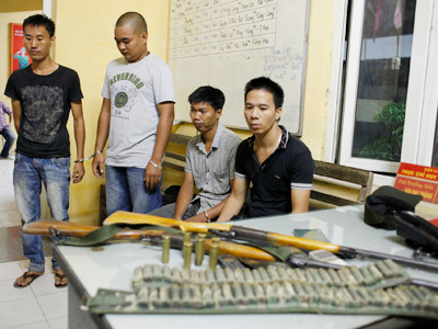 Bốn thanh niên bị bắt giữ cùng hai khẩu súng săn và 40 viên đạn hoa cải