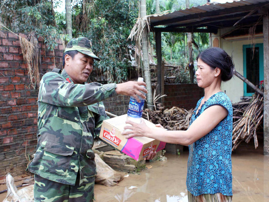 Bộ đội giúp dân vùng lũ ổn định cuộc sống