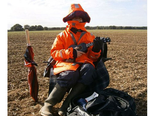 Chàng trai 22 tuổi vừa tốt nghiệp đại học nhưng làm bù nhìn để kiếm sống