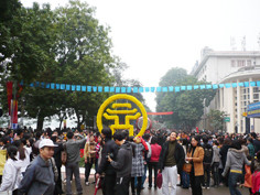 Từ 1-12 tới, xung quanh hồ Hoàn Kiếm sẽ cấm phương tiện vào cuối tuần để phục vụ phố đi bộ. Ảnh: Trọng Đảng