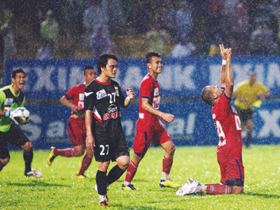 Không làm bóng đá kiểu rải tiền