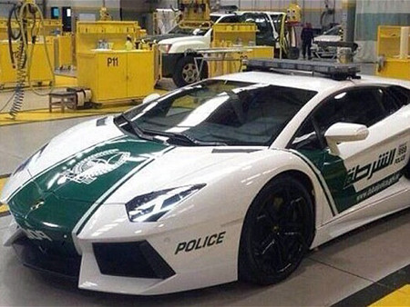 CSGT Dubai xài 'siêu bò' Lamborghini Aventador