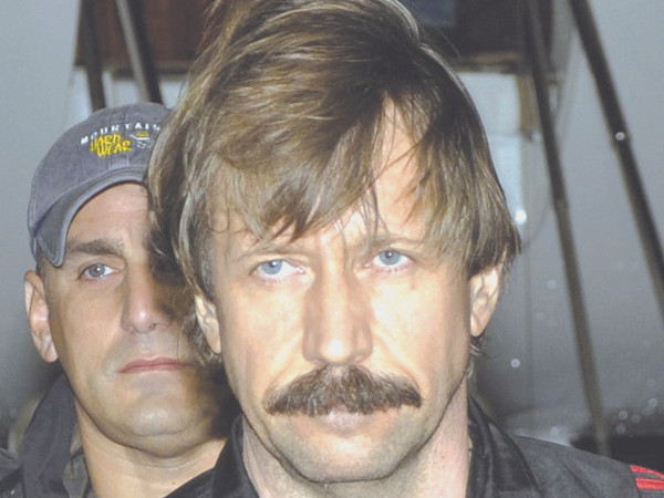 “Lái buôn thần chết” Viktor Bout bị dẫn độ từ Thái Lan sang Mỹ hồi tháng 11-2010 Ảnh: AP