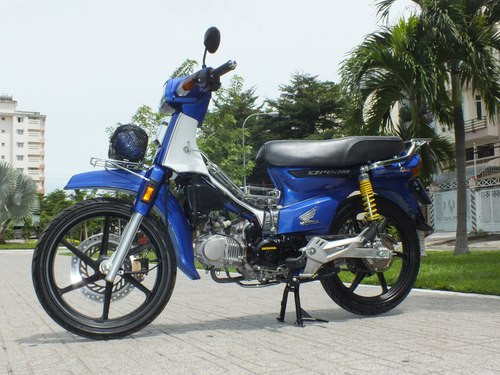 Honda Dream Thái 'độ' phá cách tại Sài Gòn