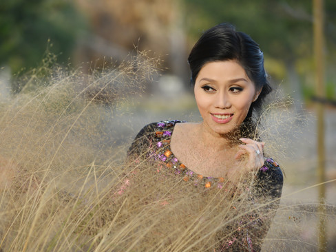 Xuân Đào gợi cảm cùng áo dài