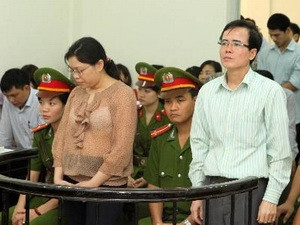 Bị cáo Lê Quốc Quân (bên phải) và bị cáo Phạm Thị Phương (bên trái) trước vành móng ngựa.