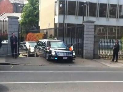 Cadillac limousine của tổng thống Mỹ bị mắc kẹt