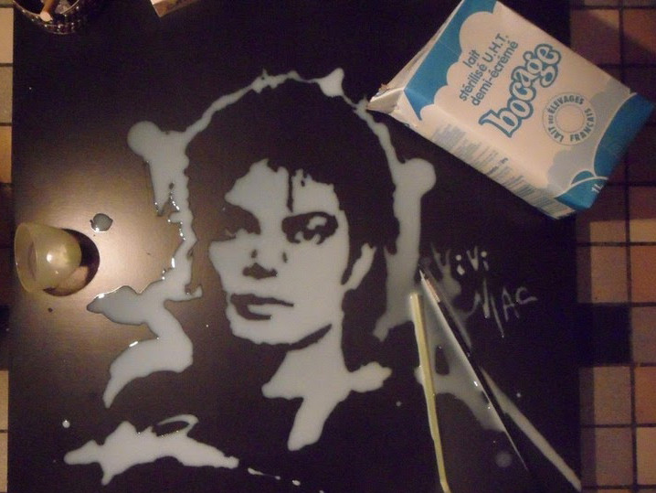 Vẽ tranh bằng... sữa, muối, rượu vang