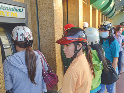 Thu phí rút tiền nội mạng: Ngân hàng vẫn kêu lỗ !