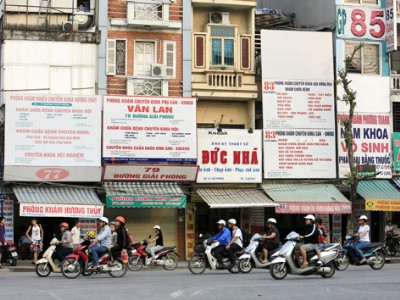 Bạt ngàn phòng khám tư 'bao vây' bệnh viện công