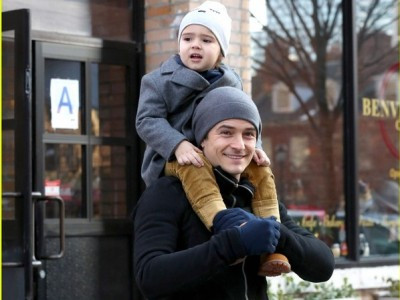 Vắng Miranda, bố con Orlando Bloom vẫn vui vẻ dạo phố