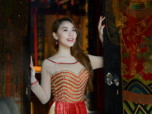 'Bạn thân' của Ngọc Trinh bỗng dưng kín đáo