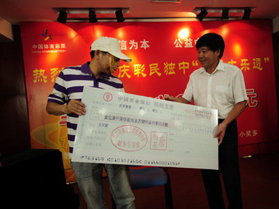 Đeo mặt nạ Tôn Ngộ Không đến lĩnh tiền trúng độc đắc